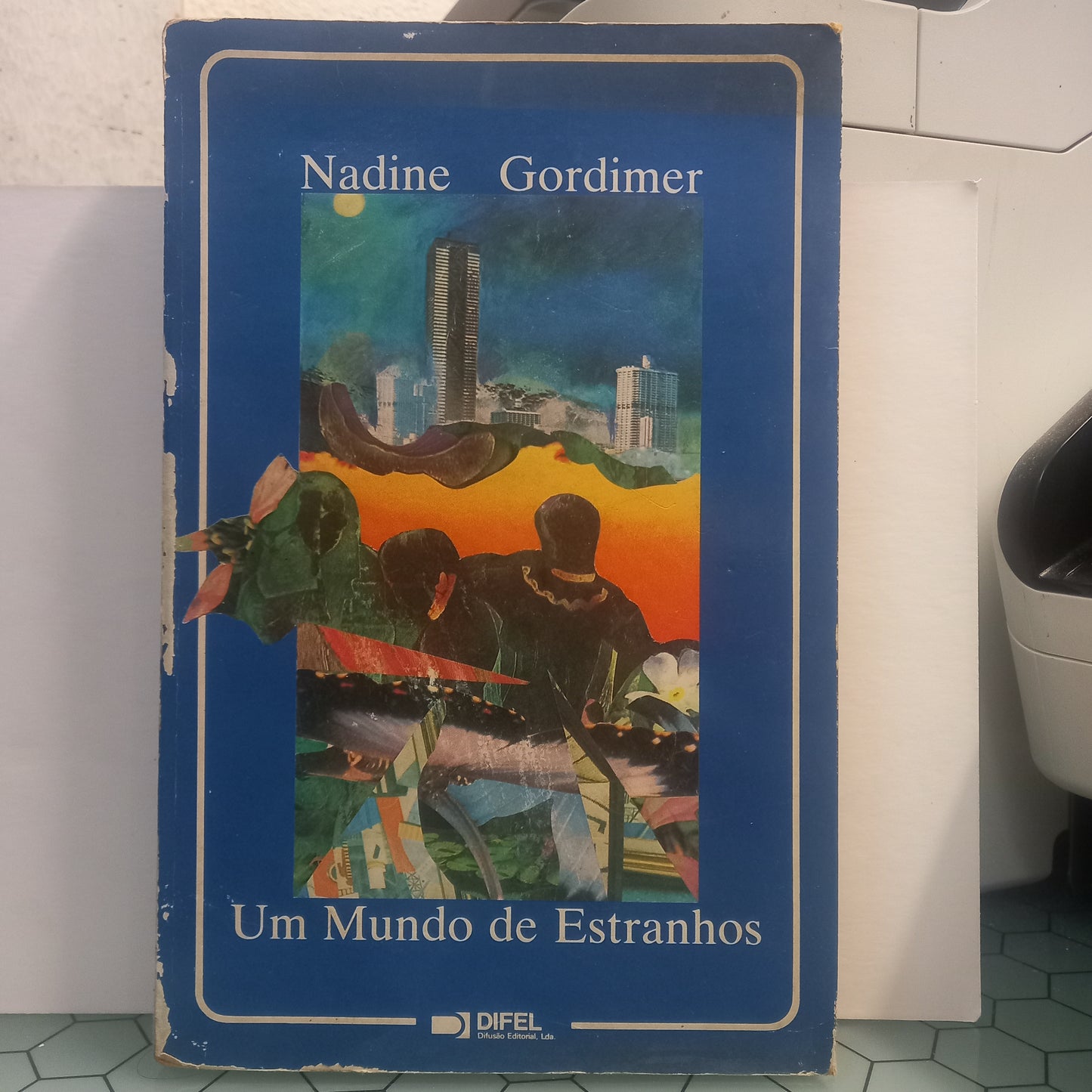 Um Mundo de Estranhos (Usado)