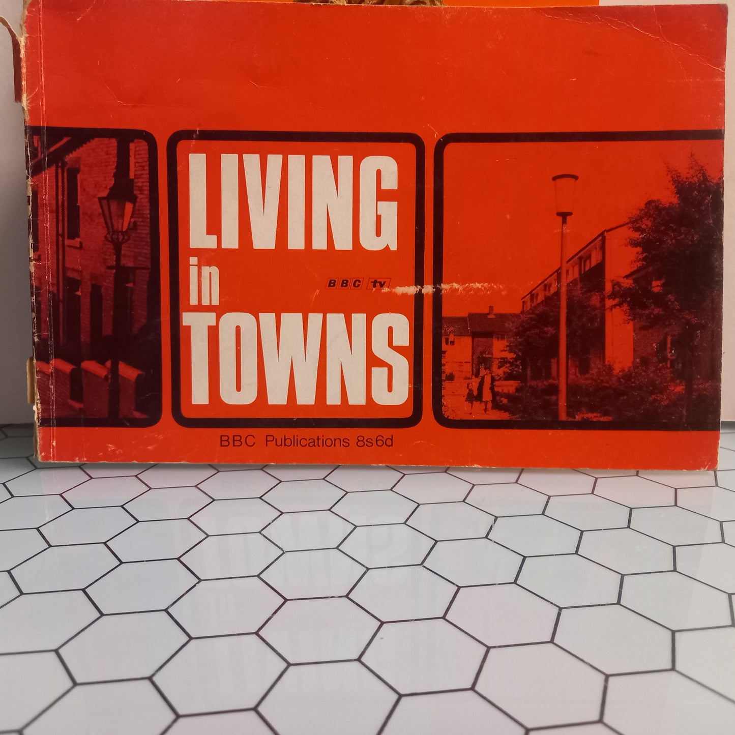 Living in Towns (Usado)